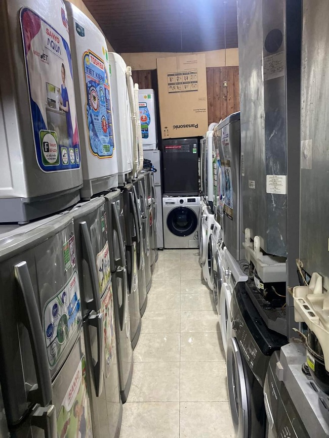 Tại kho có nhiều tủ lạnh máy giặt cũ