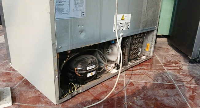 Kỹ thuật viên kiểm tra block tủ lạnh cũ trước khi thu mua tại quận 9