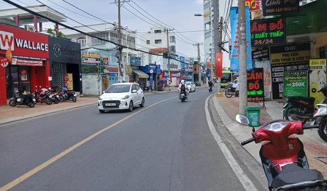 Nhân viên thu mua tủ lạnh cũ trên đường Nguyễn Văn Tăng quận 9
