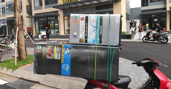 Đem tủ lạnh đến nhà khách hàng