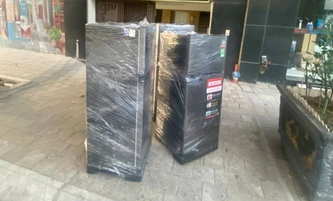 Nhân viên đem tủ lạnh đến nhà khách hàng